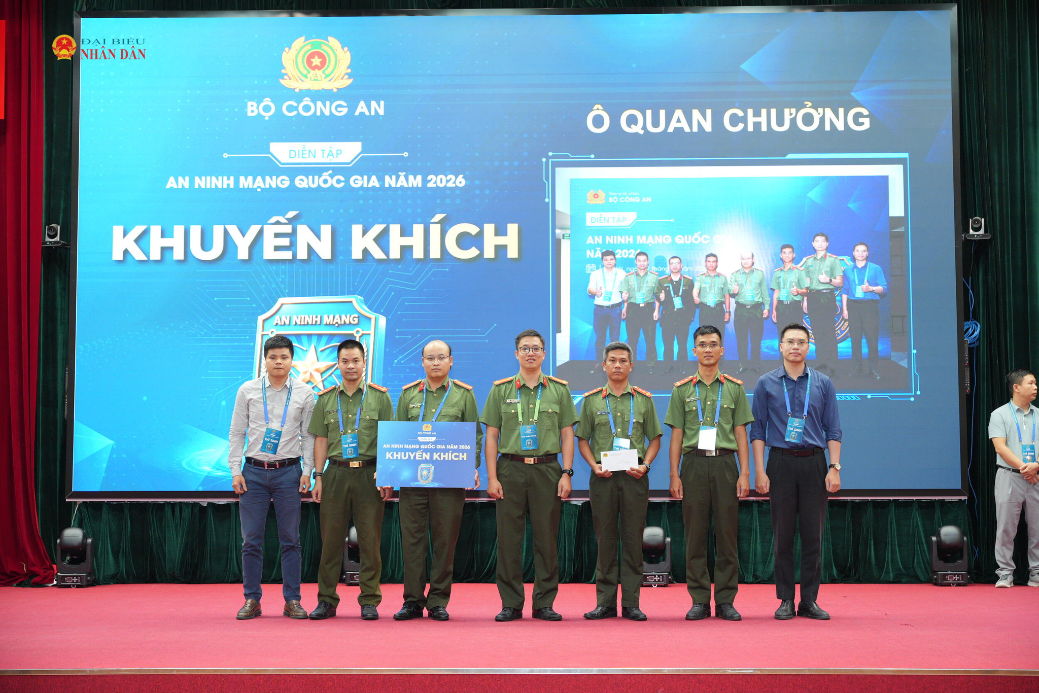 Ban tổ chức trao giải cho đội thi đạt giải khuyến khích.