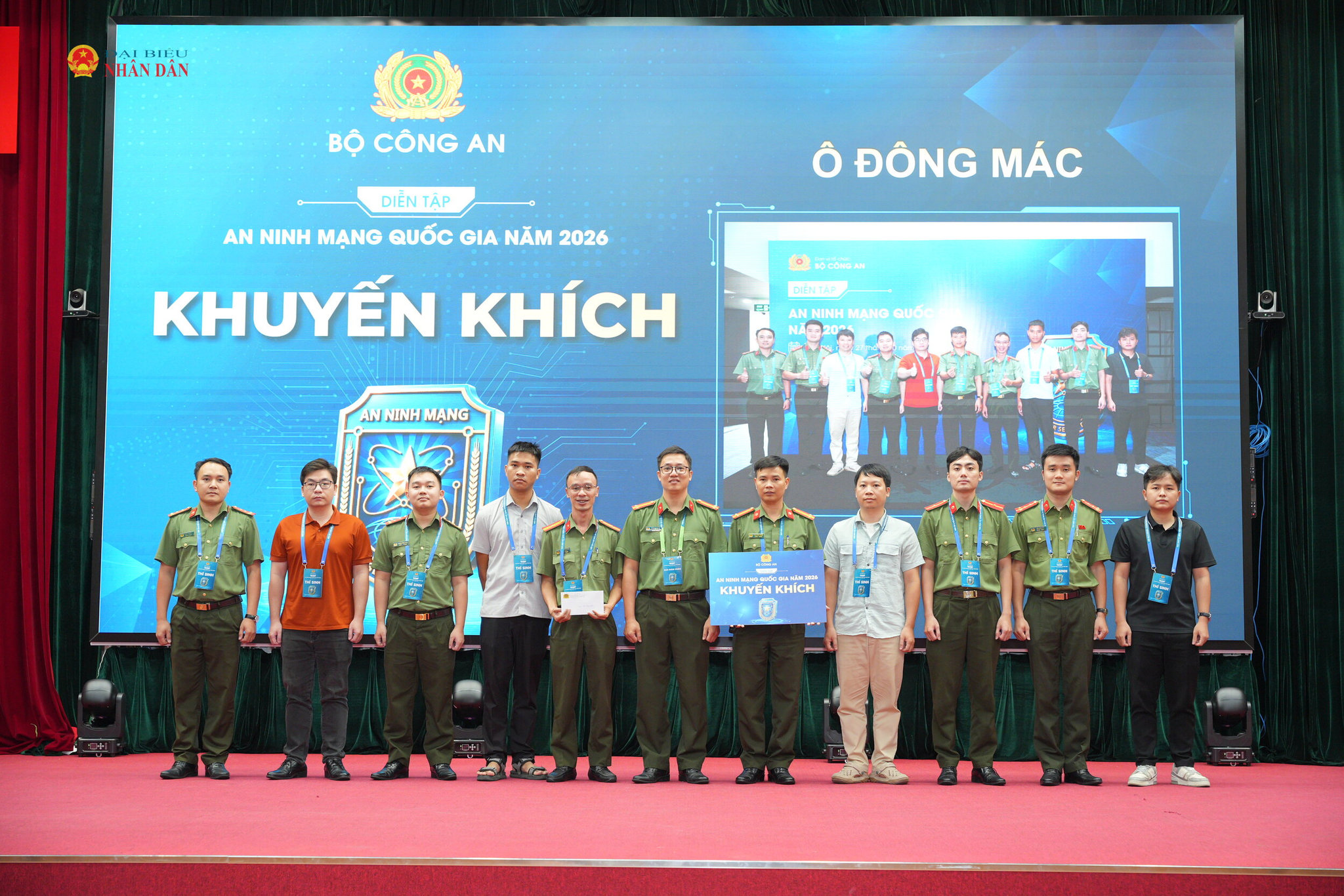 Ban tổ chức trao giải cho đội thi đạt giải khuyến khích.