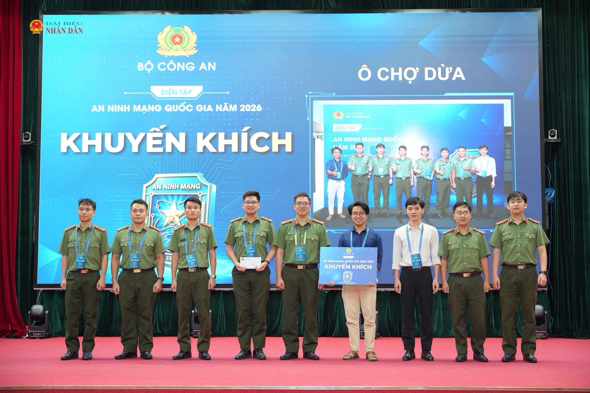Ban tổ chức trao giải cho đội thi đạt giải khuyến khích.