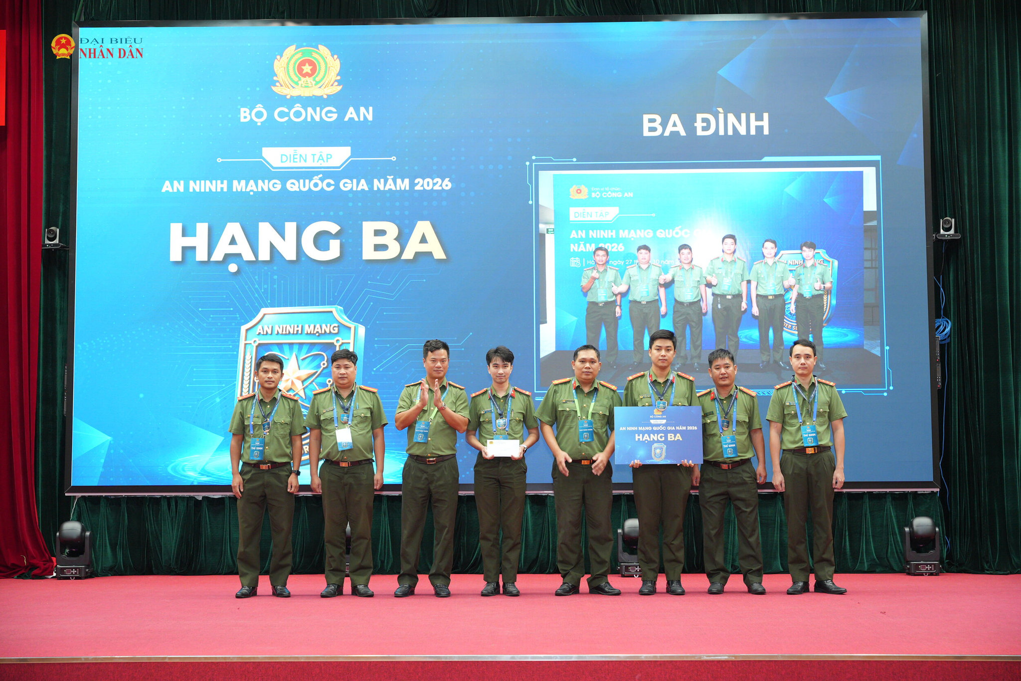 Ban tổ chức trao giải cho đội thi đạt giải ba.