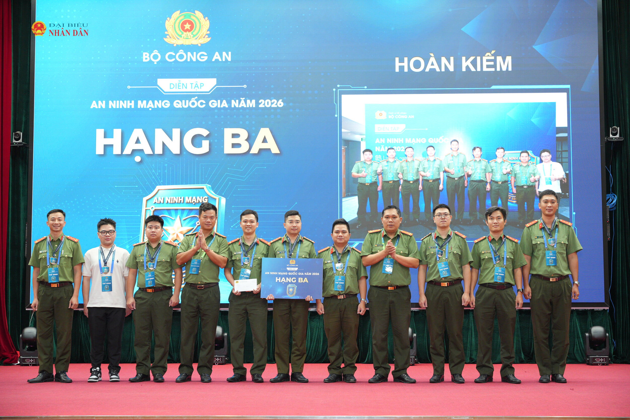 Ban tổ chức trao giải cho đội thi đạt giải ba.