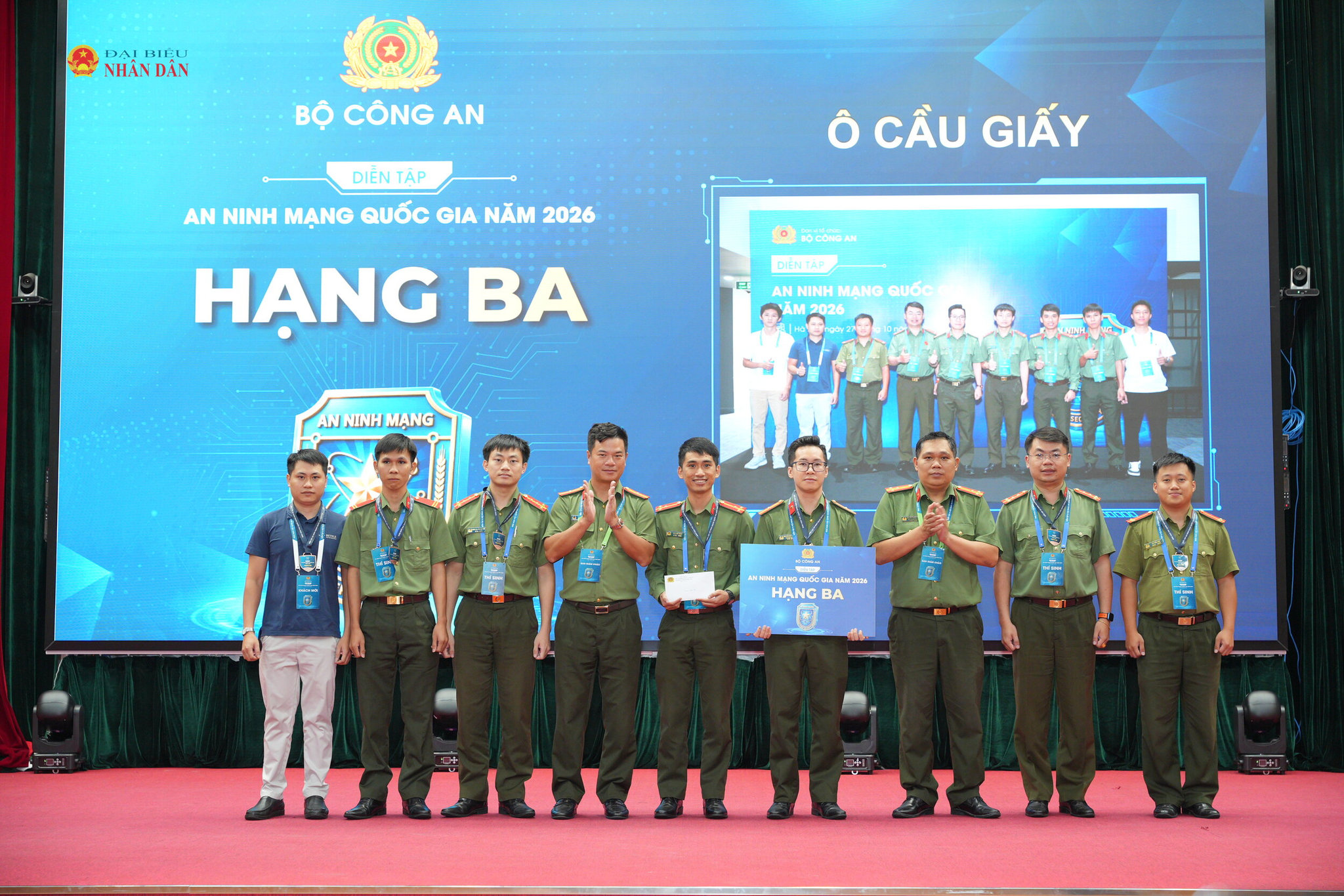 Ban tổ chức trao giải cho đội thi đạt giải ba.