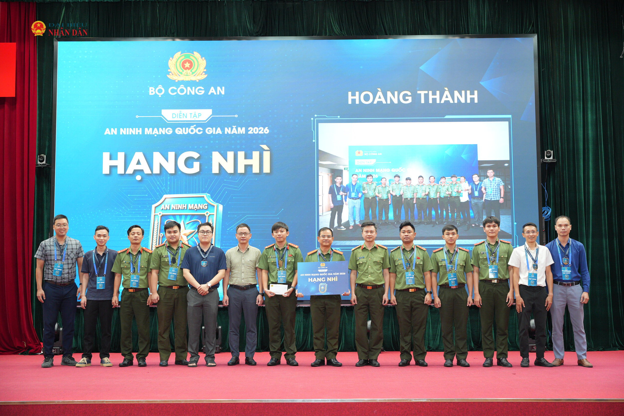 Ban tổ chức trao giải cho đội thi đạt giải nhì.