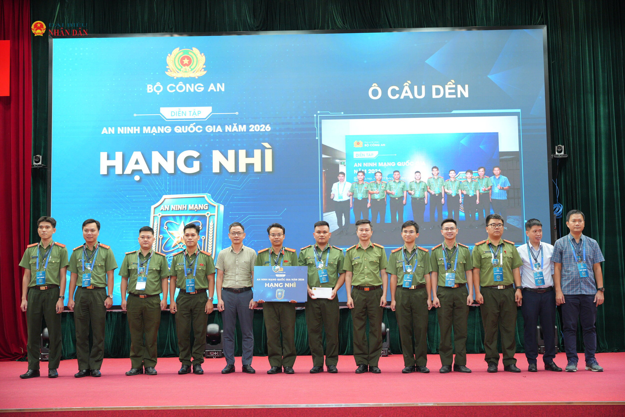 Ban tổ chức trao giải cho đội thi đạt giải nhì.