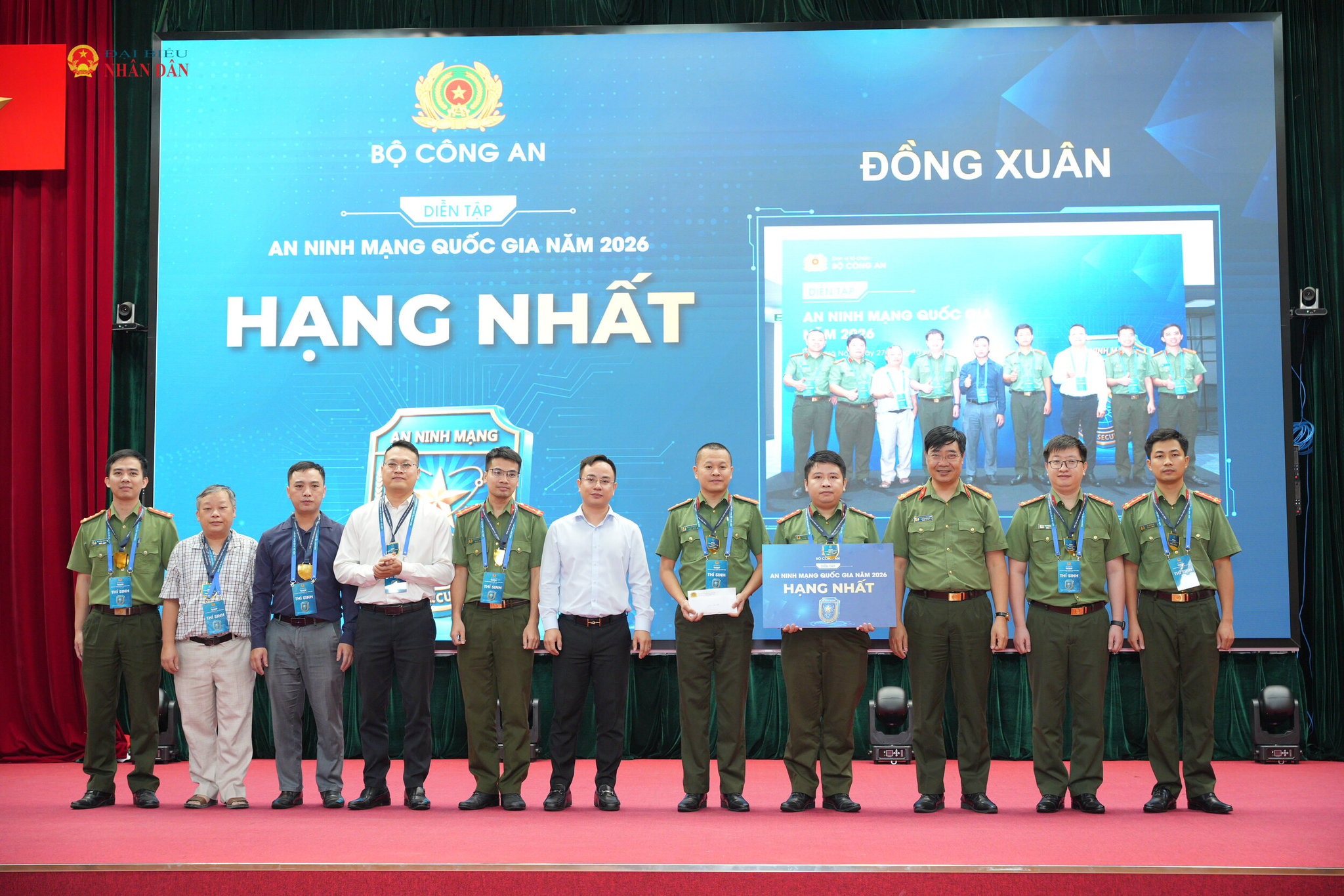 Ban tổ chức trao giải cho đội thi đạt giải nhất.