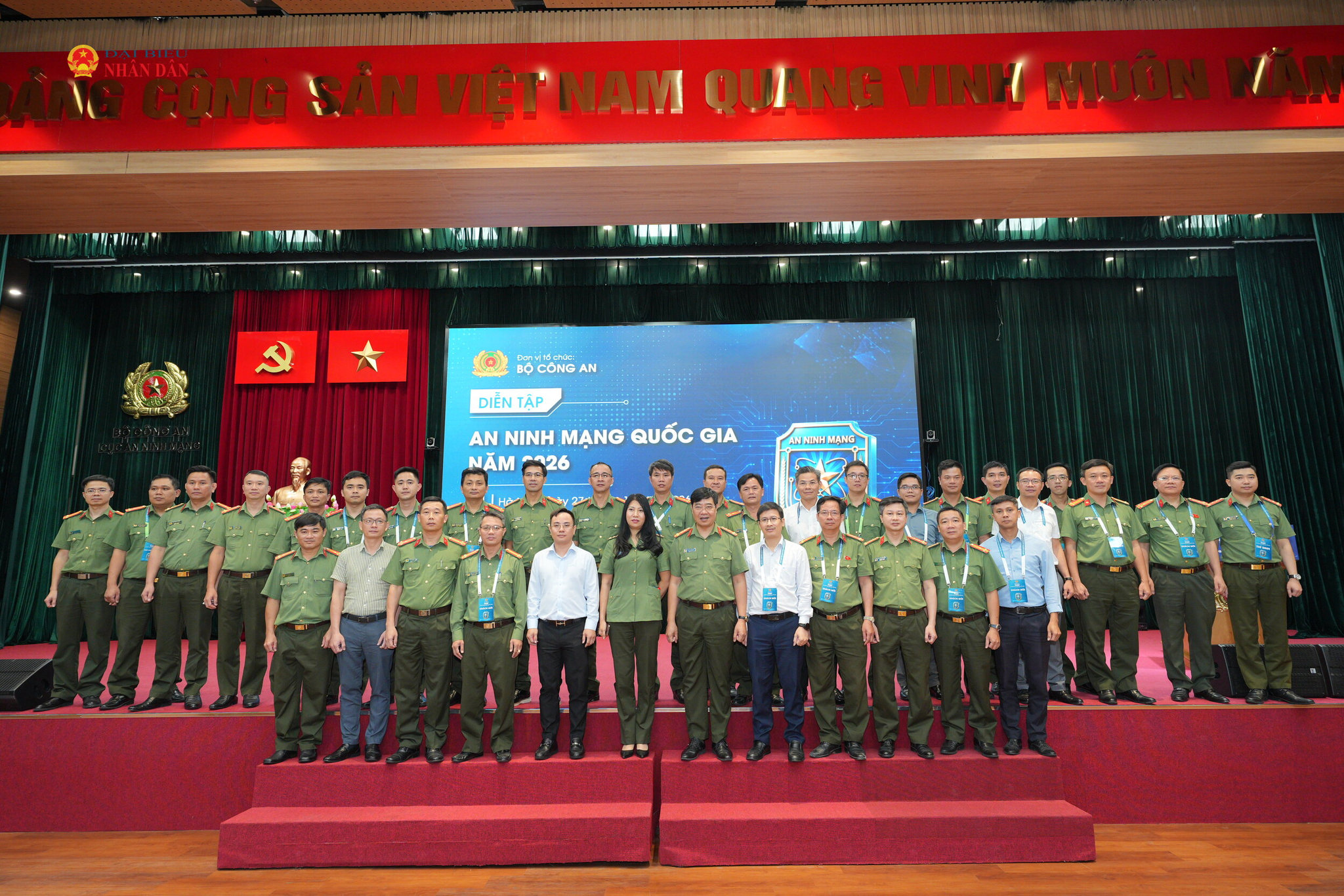 Các đại biểu chụp ảnh lưu niệm tại chương trình.