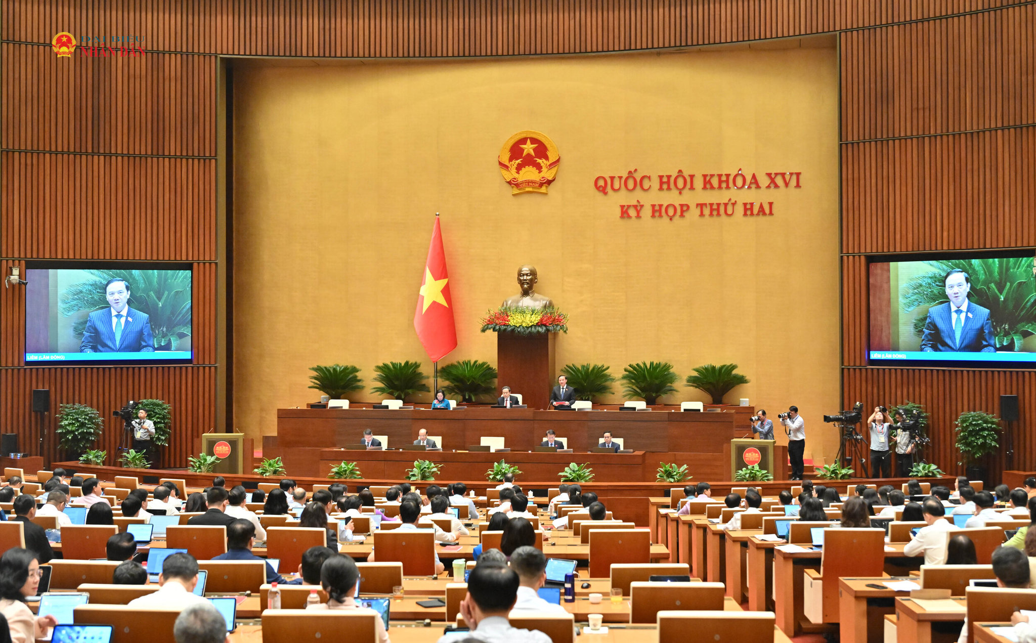 Phó Chủ tịch Quốc hội Nguyễn Khắc Định điều hành phiên họp