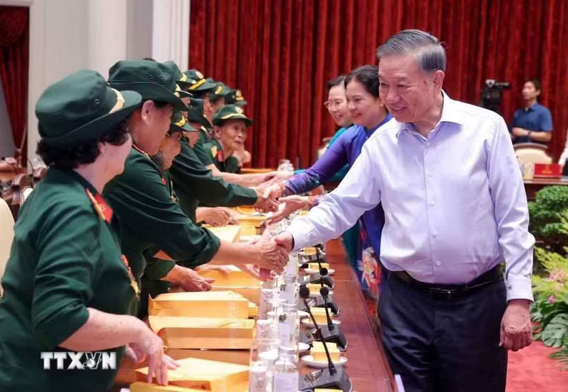 Tổng Bí thư, Chủ tịch nước Tô Lâm với đại biểu Đại đội Nữ lái xe Trường Sơn. (Ảnh: Văn Điệp/TTXVN)