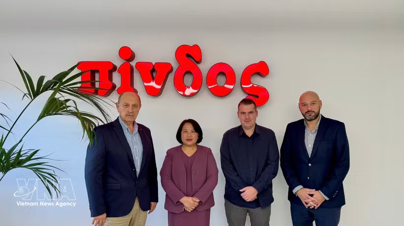 Vietnamese Ambassador to Greece Pham Thi Thu Huong (second, left) and representatives of Greece's leading food-processing companies Nitsiakos and Pindos. (Photo published by VNA)