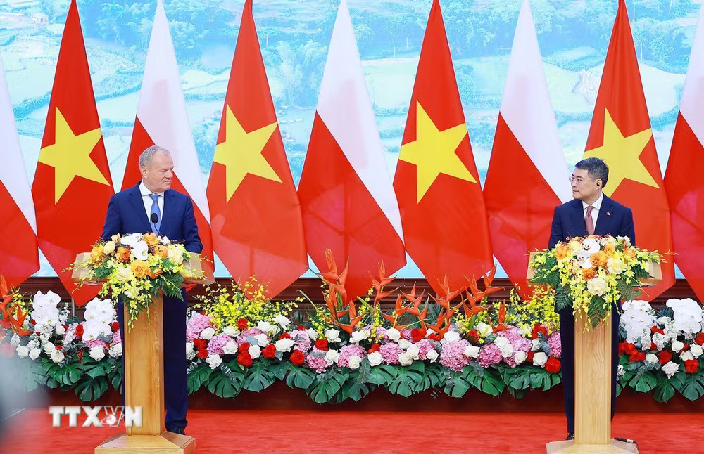 Thủ tướng Lê Minh Hưng và Thủ tướng Cộng hòa Ba Lan Donald Tusk tuyên bố nâng cấp quan hệ Việt Nam-Ba Lan lên Đối tác Chiến lược. (