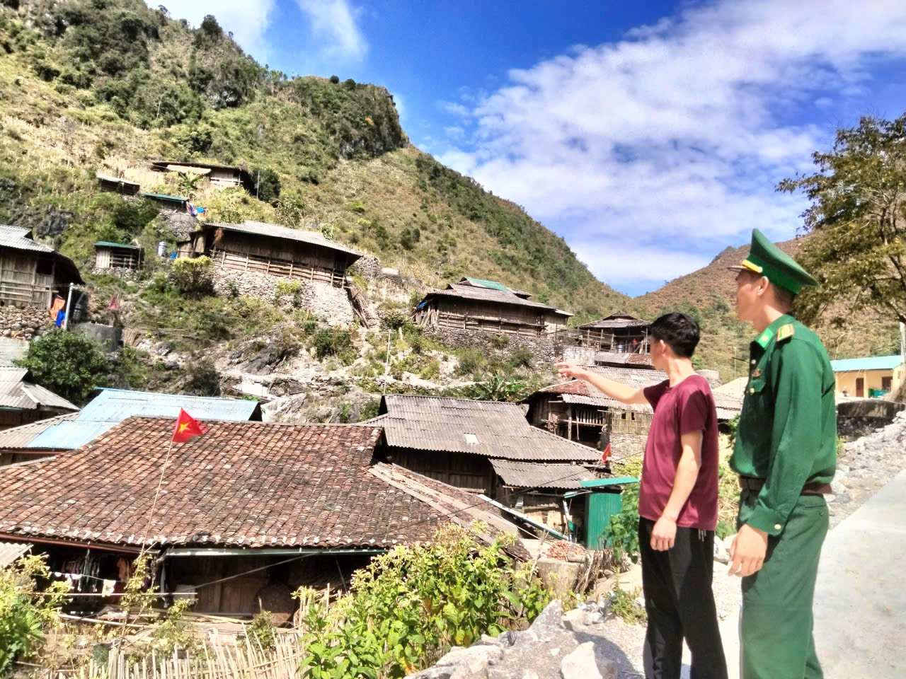 Bí thư Chi bộ xóm Cà Lò Chảo A San cùng cán bộ chiến sĩ Bộ đội Biên phòng nắm tình hình địa bàn, giữ vững an ninh, trật tự và củng cố thế trận lòng dân nơi biên cương