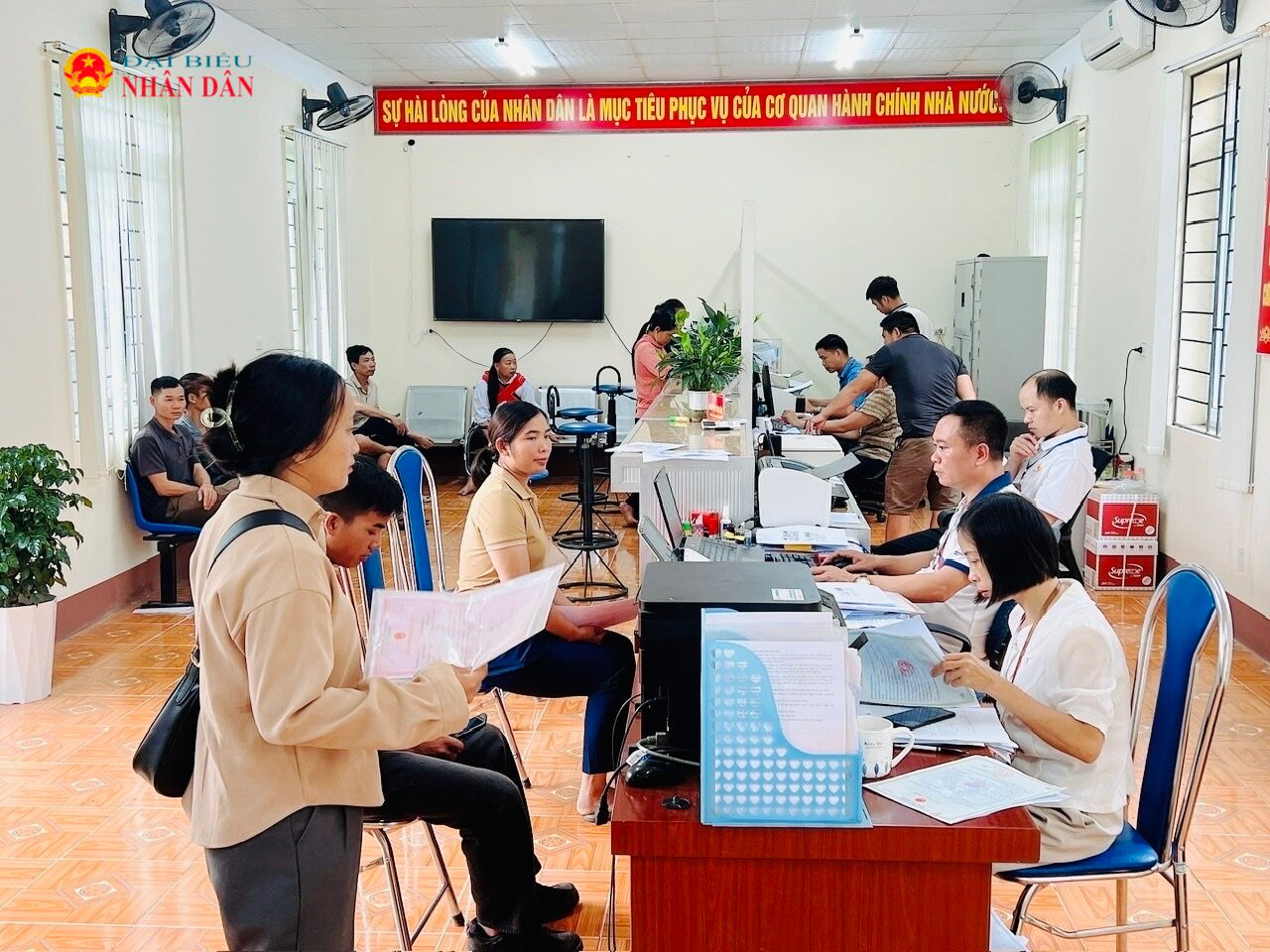 Người dân thực hiện các dịch vụ hành chính tại Trung tâm hành chính công xã Bằng Thành