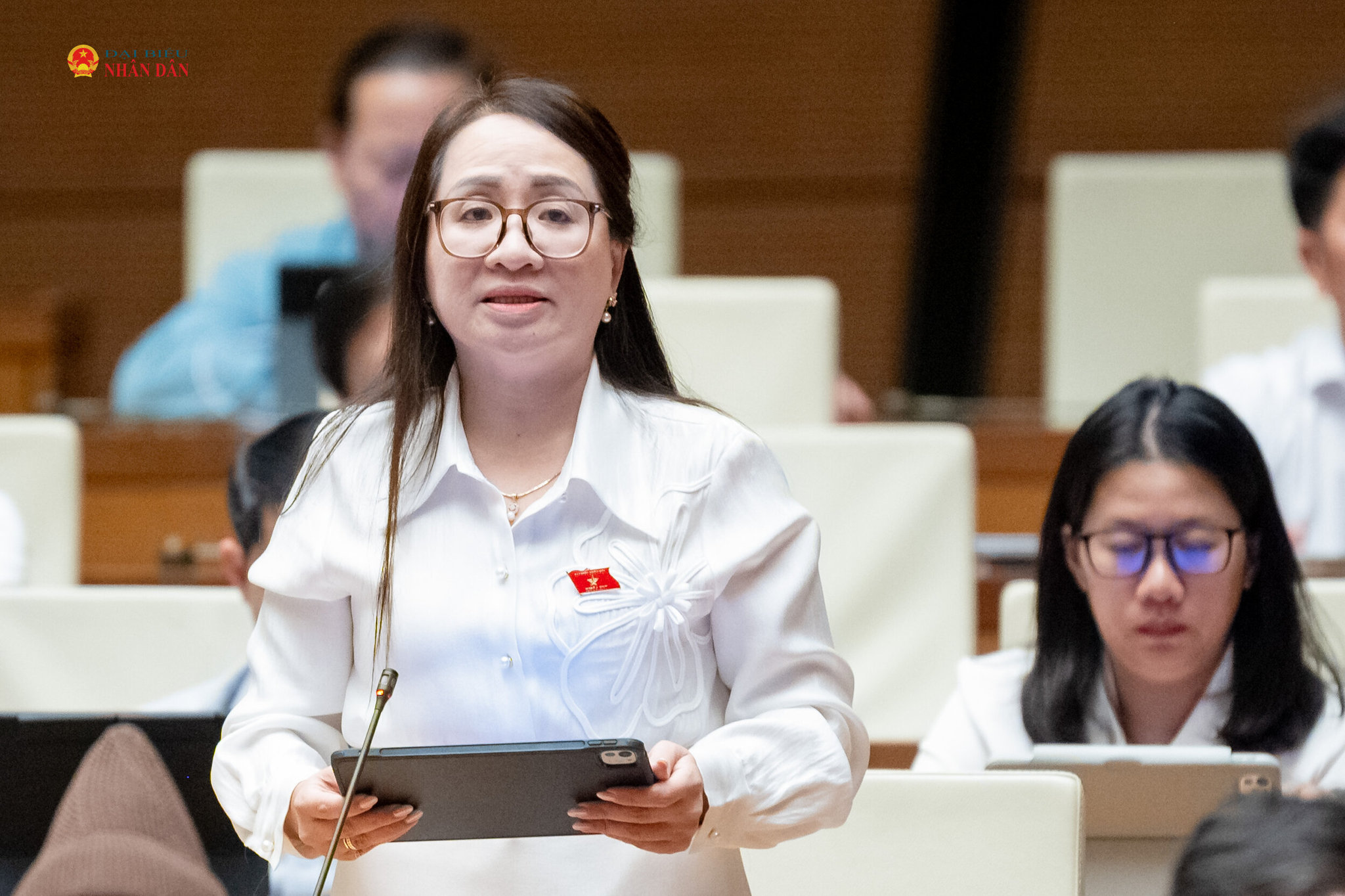 ĐBQH Hà Thị Anh Thư (Quảng Ngãi) phát biểu thảo luận tại hội trường. Ảnh: Phạm Thắng
