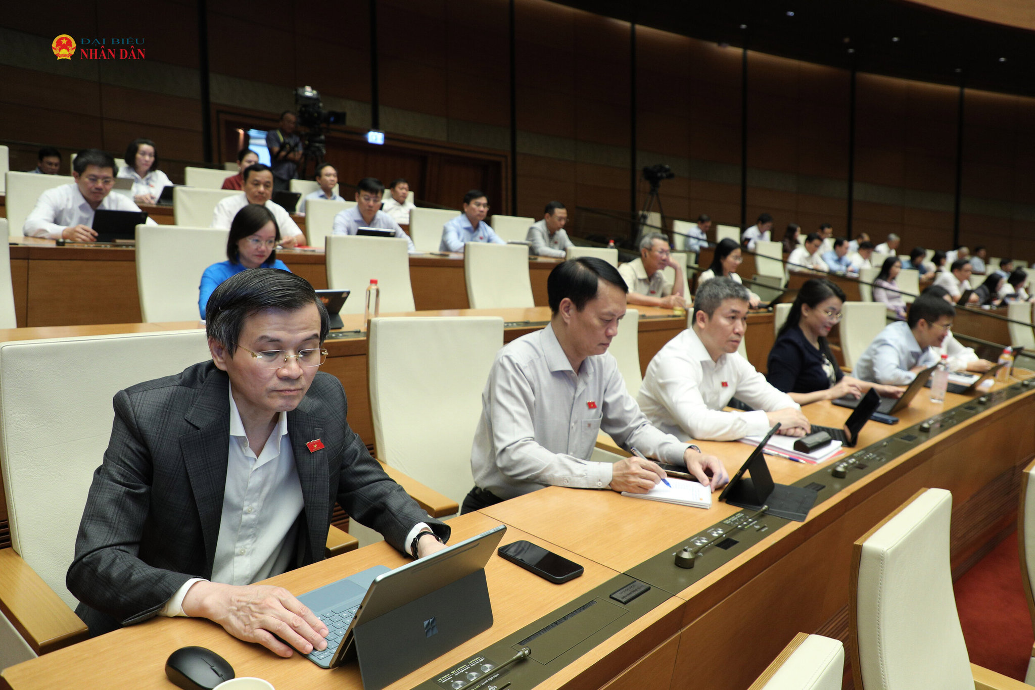 Đoàn ĐBQH tỉnh Nghệ An dự phiên thảo luận tại Hội trường