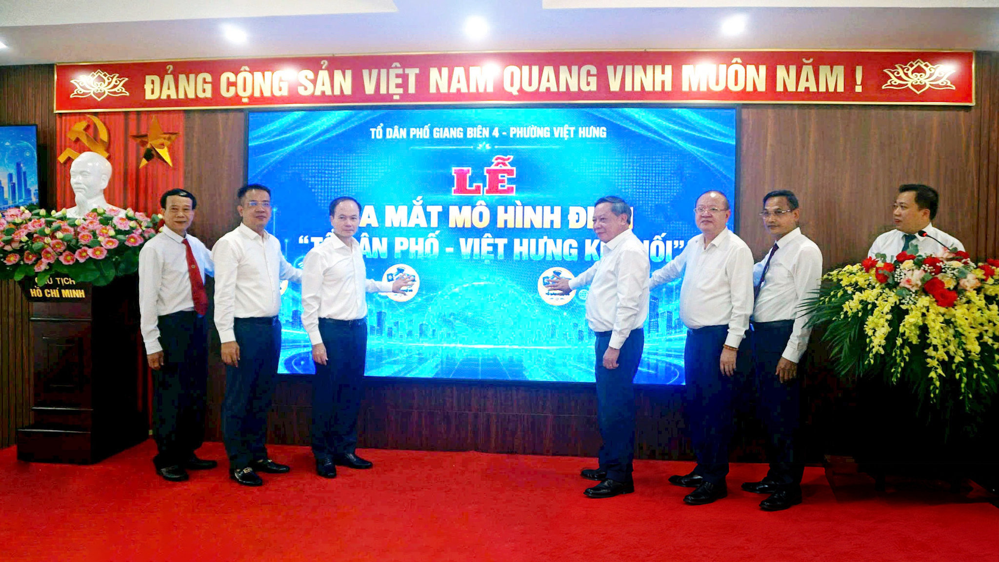 Lãnh đạo phường Việt Hưng thực hiện nghi thức ra mắt mô hình điểm “Tổ dân phố - Việt Hưng kết nối”