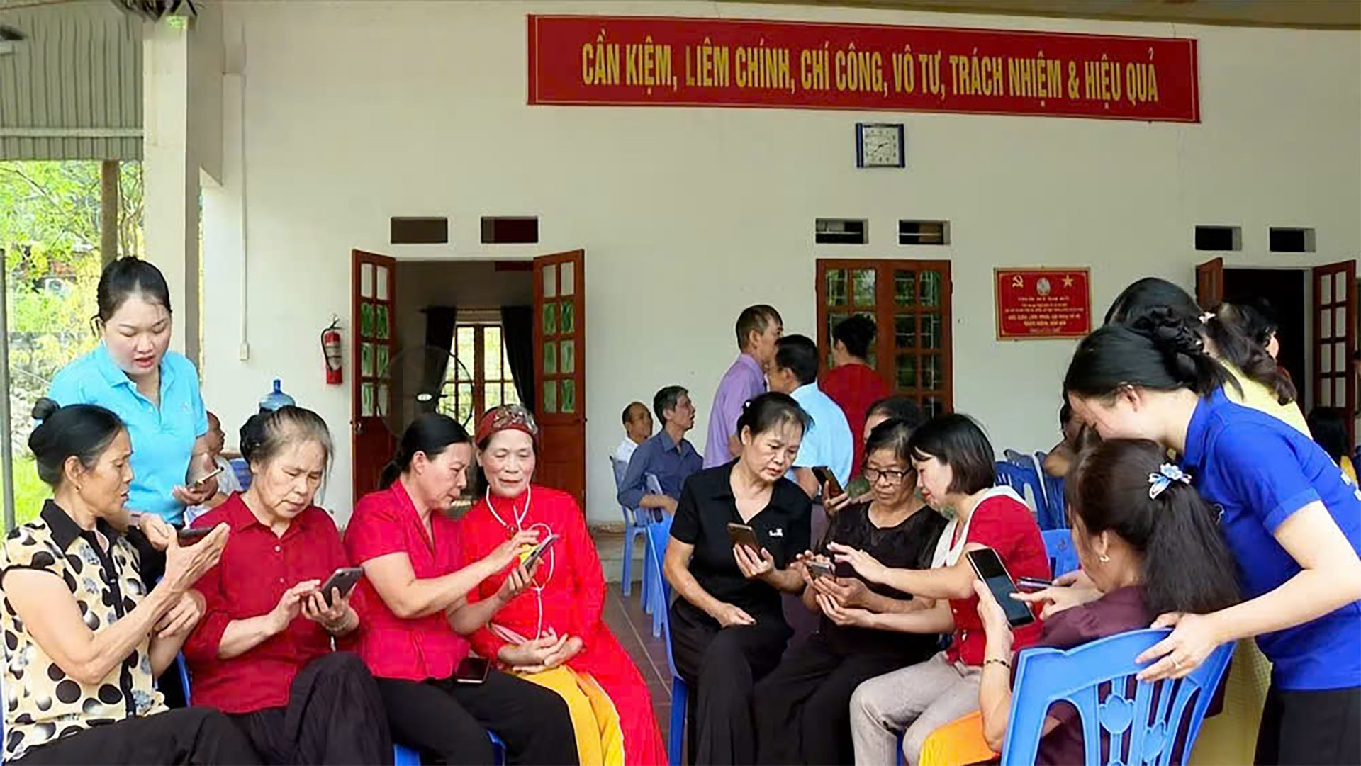 Người dân vùng cao của tỉnh Lào Cai tích cực học tập và ứng dụng công nghệ số để phục vụ công việc và cuộc sống