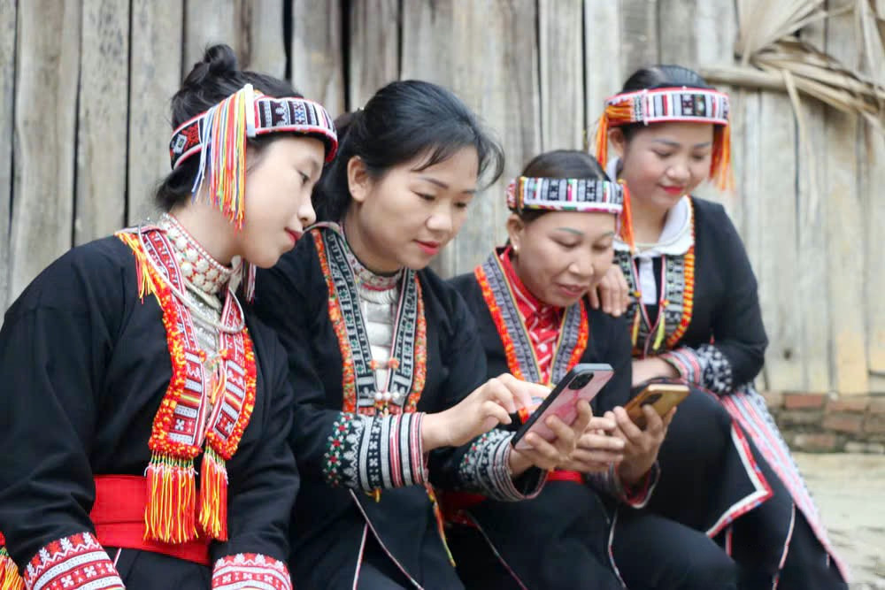 Người dân vùng cao của tỉnh Lào Cai tích cực học tập và ứng dụng công nghệ số để phục vụ công việc và cuộc sống