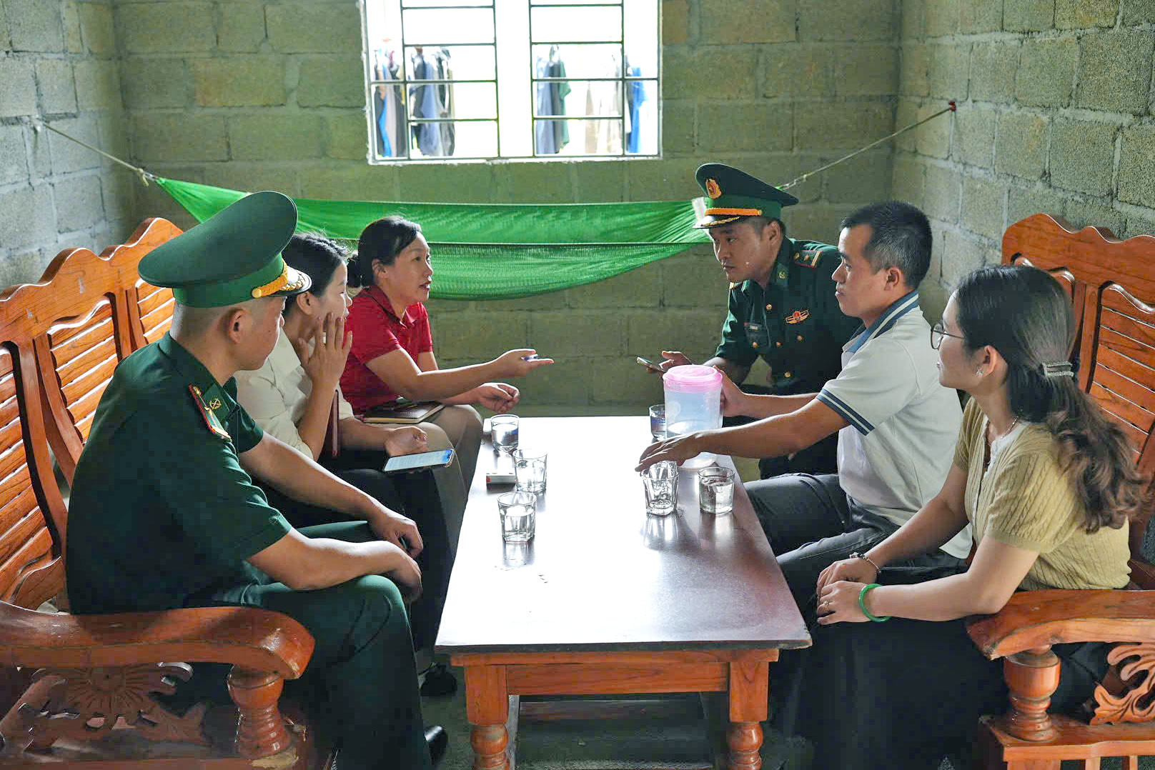Bí thư Chi bộ xóm Pác Bó chia sẻ với phóng viên Báo Đại biểu Nhân dân về phương pháp phổ biến, quán triệt nghị quyết của Đảng cho người dân xóm bản sao cho hiệu quả