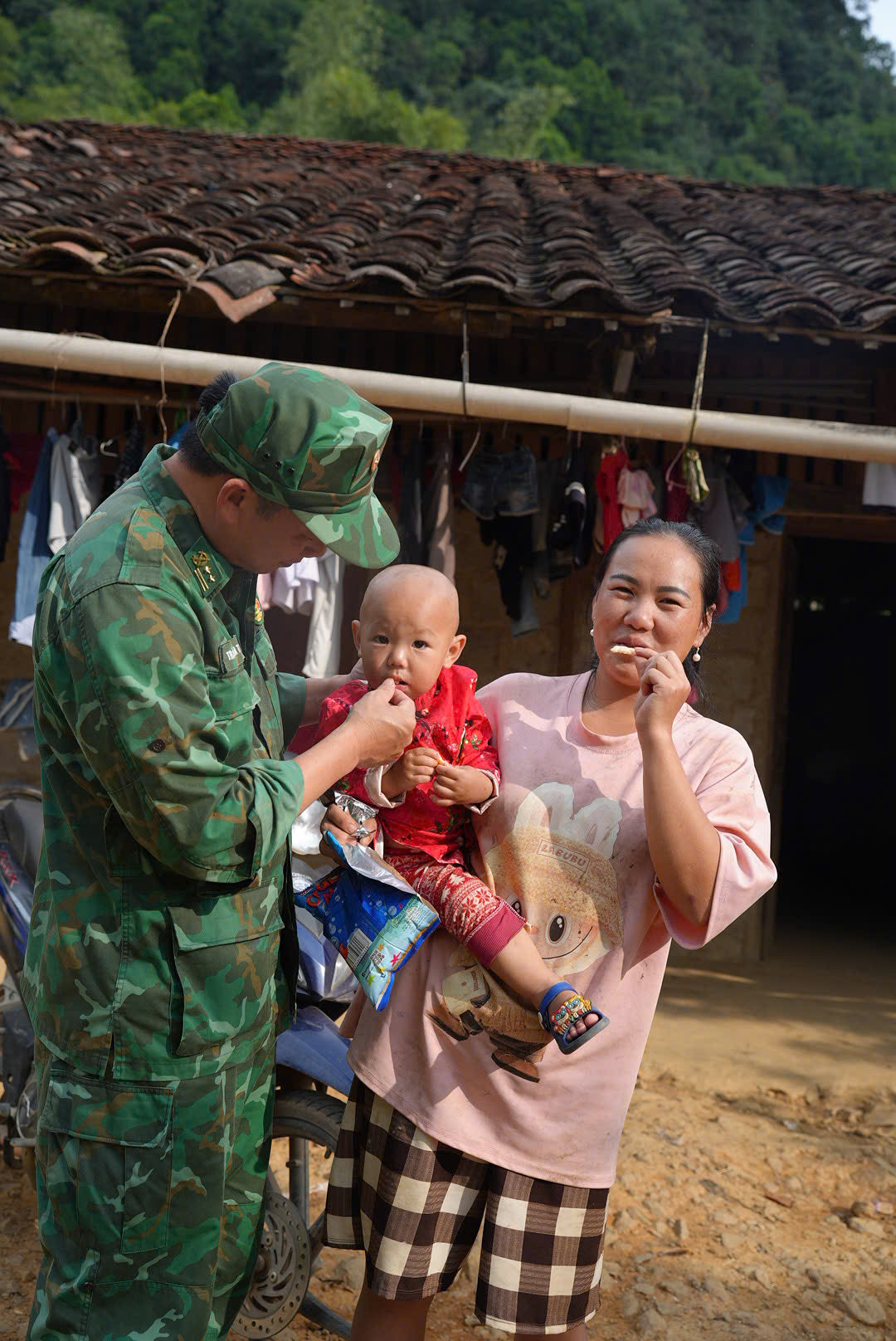 Gắn bó với Nhân dân, người lính góp phần bồi đắp thế trận lòng dân nơi biên cương. Ảnh: Nguyễn Ánh