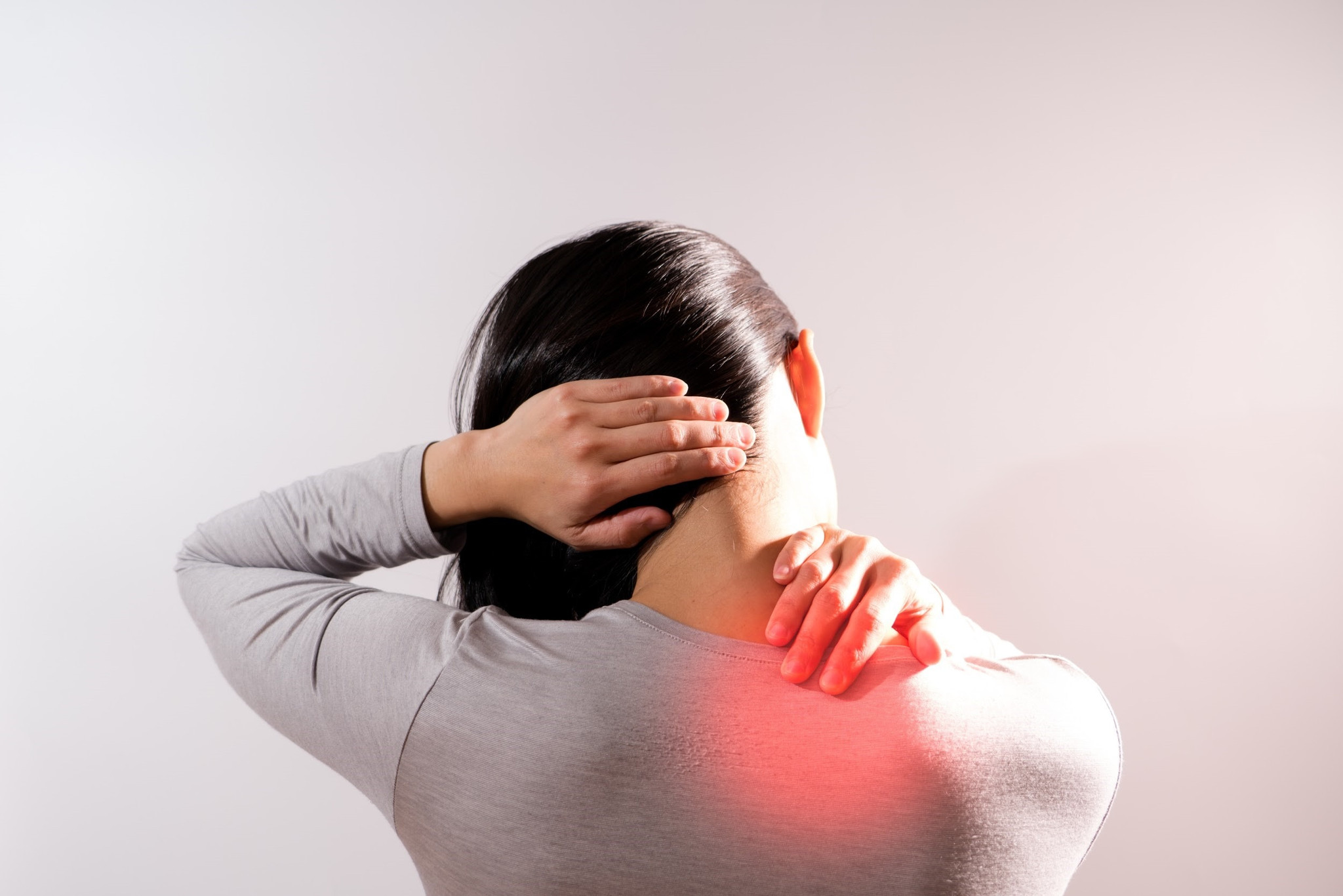 Tưởng chỉ là đau mỏi thông thường, nhiều người tự xoa bóp, cố gắng vận động cổ để nhanh chóng trở lại sinh hoạt. Ảnh minh họa