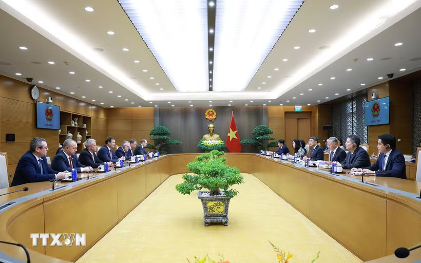 Thủ tướng Lê Minh Hưng tiếp Bộ trưởng Ngoại giao Cộng hòa Belarus Maxim Ryzhenkov. (Ảnh: Dương Giang/TTXVN)