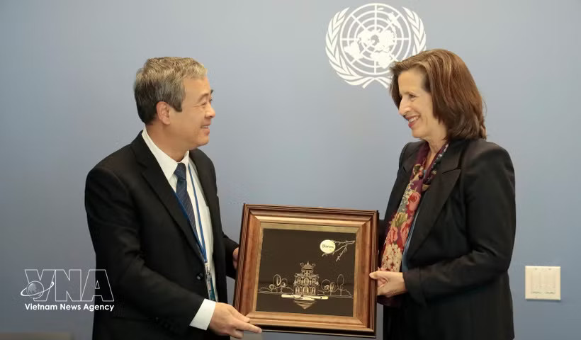 Ngo Dong Hai, Vice Chairman of the Party Central Committee's Commission for Publicity, presents a gift to Melissa Fleming, UN Under-Secretary-General for Global Communications. Photo: VNA.