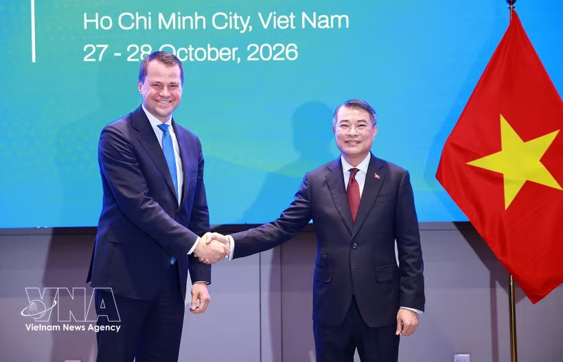 Prime Minister Le Minh Hung (R) receives Managing Director of the World Economic Forum (WEF) Stephan Mergenthaler in Ho Chi Minh City on October 28. (Photo: VNA)
