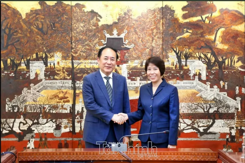 Vietnamese Deputy Minister of Finance Nguyen Thi Bich Ngoc meets with Fan Bi, Deputy Director of the State Council Research Office of China. (Photo: Vietnam Financial Times)