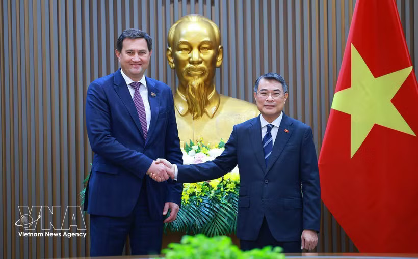 Prime Minister Le Minh Hung (R) meets with Belarusian Minister of Foreign Affairs Maxim Ryzhenkov in Hanoi on October 28, 2026. (Photo: VNA)