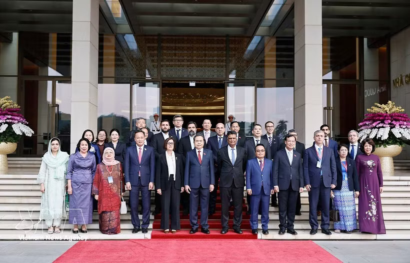 National Assembly President Tran Thanh Man (front row, sixth from left) and leaders from international audit organisations in Hanoi on October 27. (Photo: VNA)