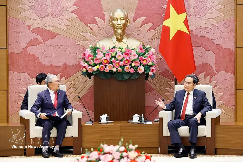 National Assembly President Tran Thanh Man (R) and Chairman of the Korea–Vietnam Friendship Association Lee Shin-jae. (Photo: VNA)