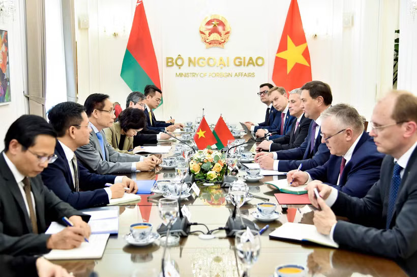 Minister of Foreign Affairs Le Hoai Trung holds talks with Belarusian Minister of Foreign Affairs Maxim Ryzhenkov in Hanoi on October 28, 2026. (Photo: Vietnamese Ministry of Foreign Affairs)
