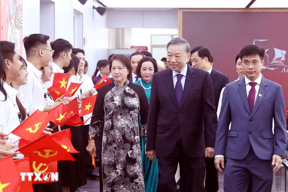 Tổng Bí thư, Chủ tịch nước Tô Lâm và các đại biểu tới dự Lễ kỷ niệm 50 năm thành lập Đại học Kinh tế Thành phố Hồ Chí Minh
