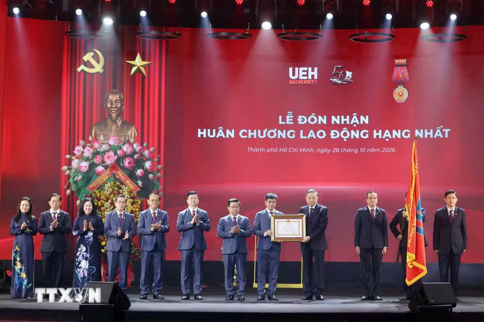 Tổng Bí thư, Chủ tịch nước Tô Lâm trao Huân chương Lao động hạng Nhất tặng Đại học Kinh tế Thành phố Hồ Chí Minh