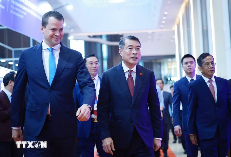 Thủ tướng Lê Minh Hưng và Giám đốc điều hành Diễn đàn Kinh tế Thế giới (WEF) Stephan Mergenthaler tới tham dự Diễn đàn Kinh tế Mùa Thu 2026 (AEF 2026)