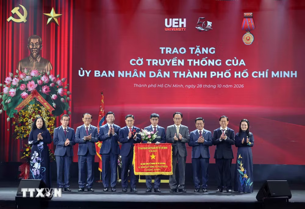 Ủy ban Nhân dân Thành phố Hồ Chí Minh tặng bức trướng và Bộ trưởng Bộ Giáo dục và Đào tạo tặng hoa chúc mừng Đại học Kinh tế Thành phố Hồ Chí Minh. (Ảnh: Thống Nhất/TTXVN) Ủy ban Nhân dân Thành phố Hồ Chí Minh tặng bức trướng và Bộ trưởng Bộ Giáo dục và Đào tạo tặng hoa chúc mừng Đại học Kinh tế Thành phố Hồ Chí Minh