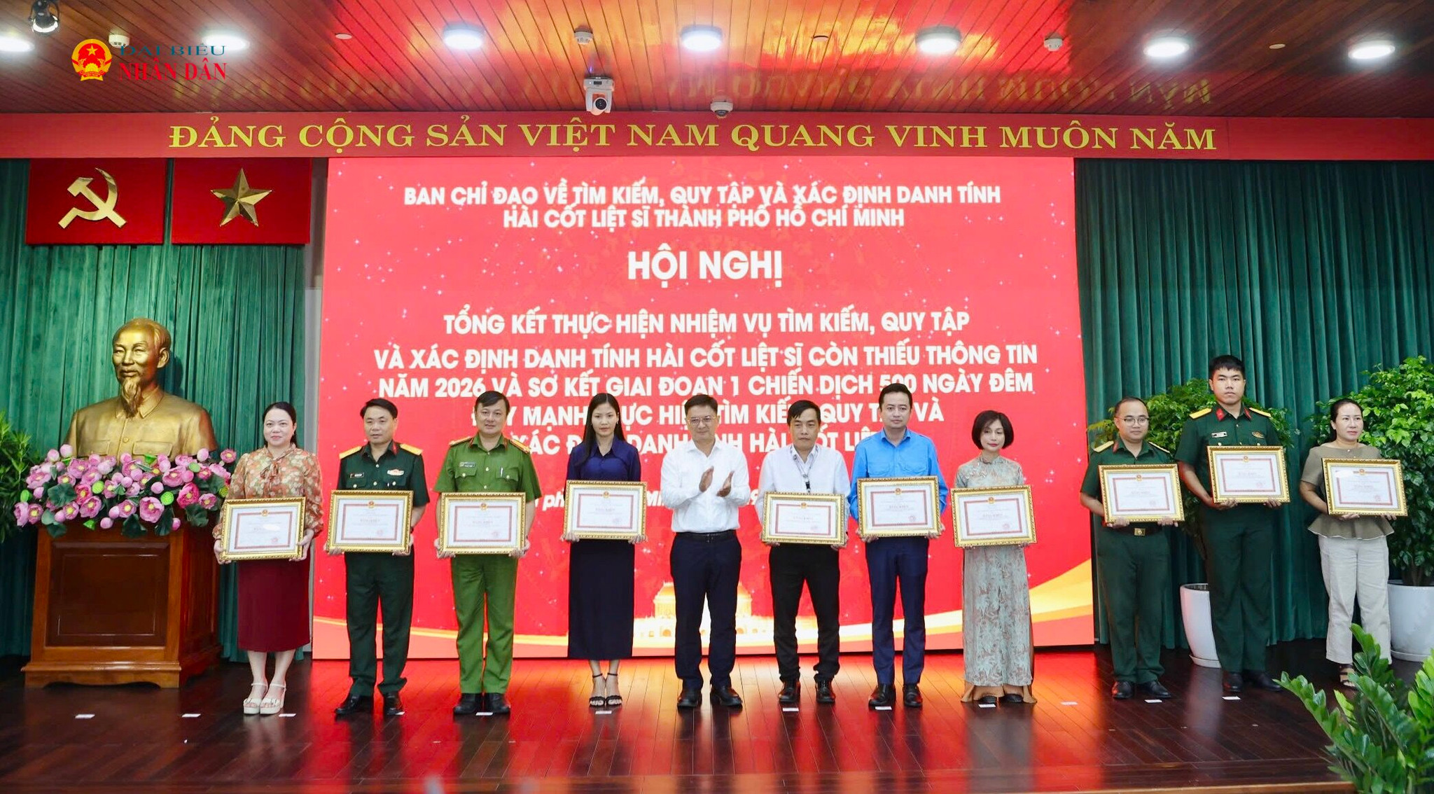 Ban Chỉ đạo Thành phố đã tổ chức trao tặng Bằng khen của Chủ tịch UBND Thành phố Hồ Chí Minh cho các tập thể, cá nhân có thành tích xuất sắc trong công tác triển khai Chiến dịch 500 ngày đêm trên địa bàn Thành phố