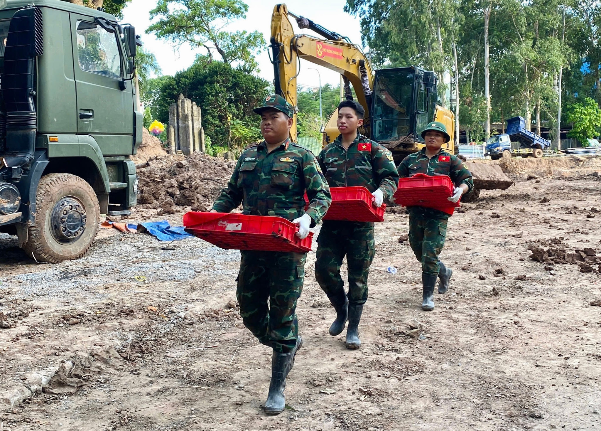 Ngày 29/10, lực lượng làm nhiệm vụ phát hiện, quy tập thêm 10 hài cốt liệt sĩ