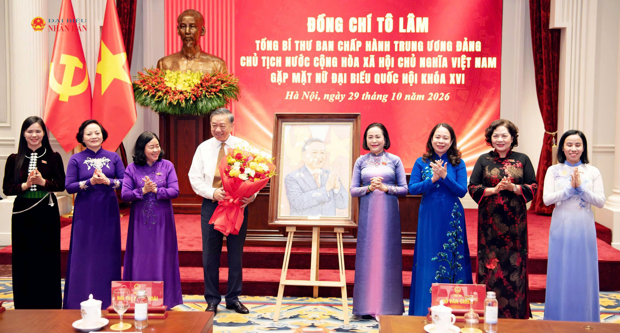Đại diện các nữ đại biểu Quốc hội khóa XVI tặng Tổng Bí thư, Chủ tịch nước Tô Lâm bức tranh chân dung