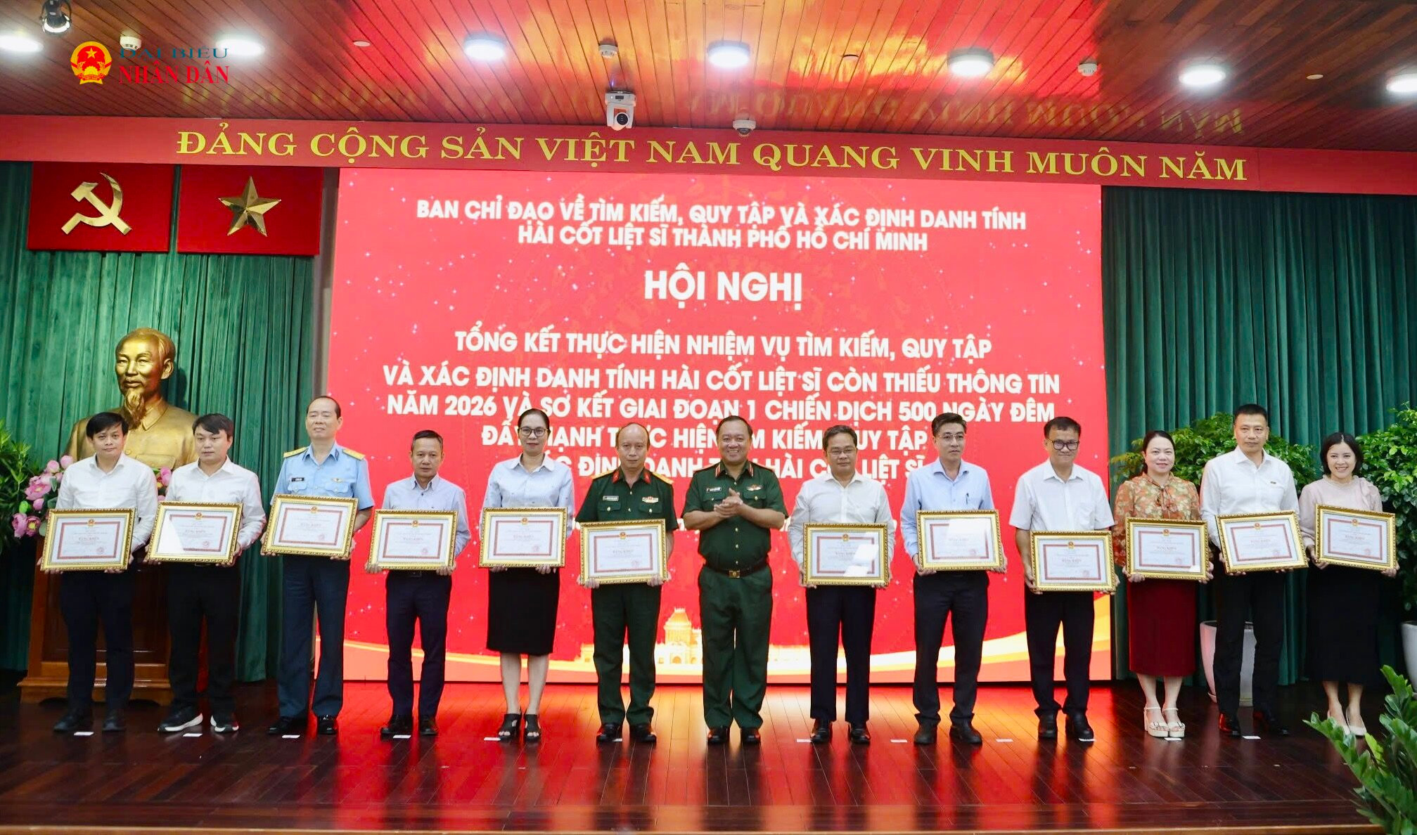 Ban Chỉ đạo Thành phố đã tổ chức trao tặng Bằng khen của Chủ tịch UBND Thành phố Hồ Chí Minh cho các tập thể, cá nhân có thành tích xuất sắc trong công tác triển khai Chiến dịch 500 ngày đêm trên địa bàn Thành phố