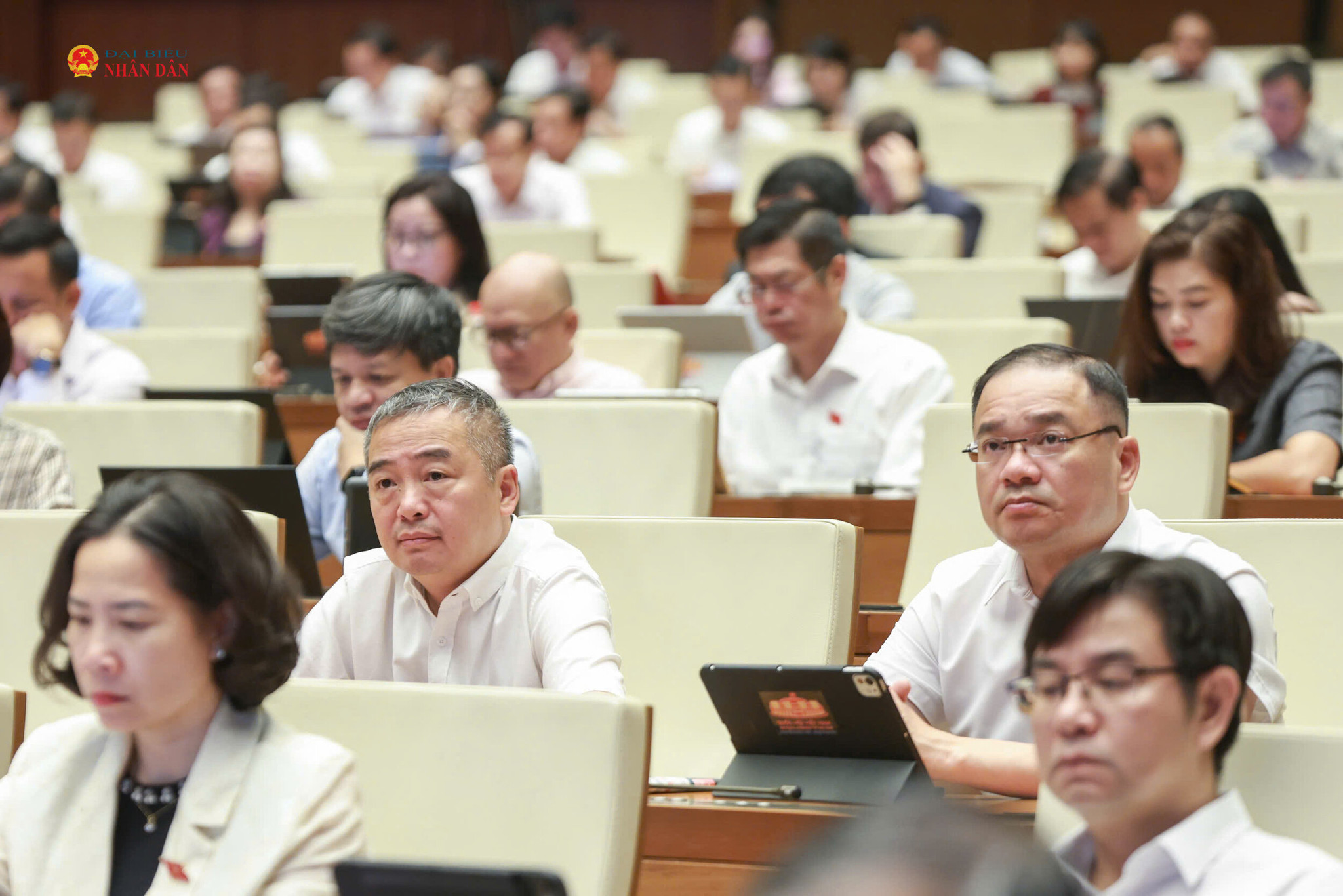 Các ĐBQH thành phố Hà Nội trong phiên thảo luận tại hội trường