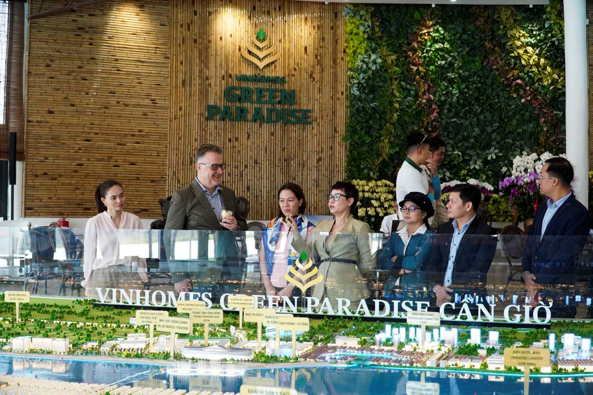 Ông Jean-Paul de la Fuente, Giám đốc New7Wonders trực tiếp đến Cần Giờ khảo sát và ấn tượng trước dự án Vinhomes Green Paradise.