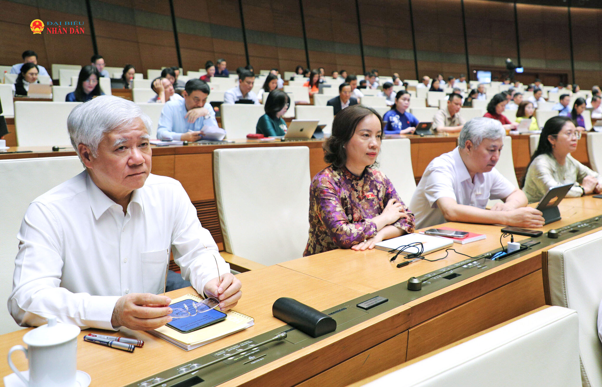 Phó Chủ tịch Thường trực Quốc hội Đỗ Văn Chiến và các đại biểu dự phiên họp