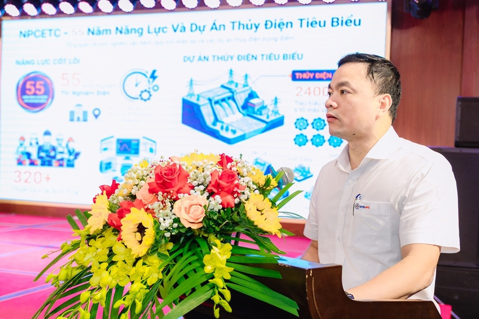 Đại diện NPSC và ETC trình bày tham luận tại Hội nghị. Ảnh NPC