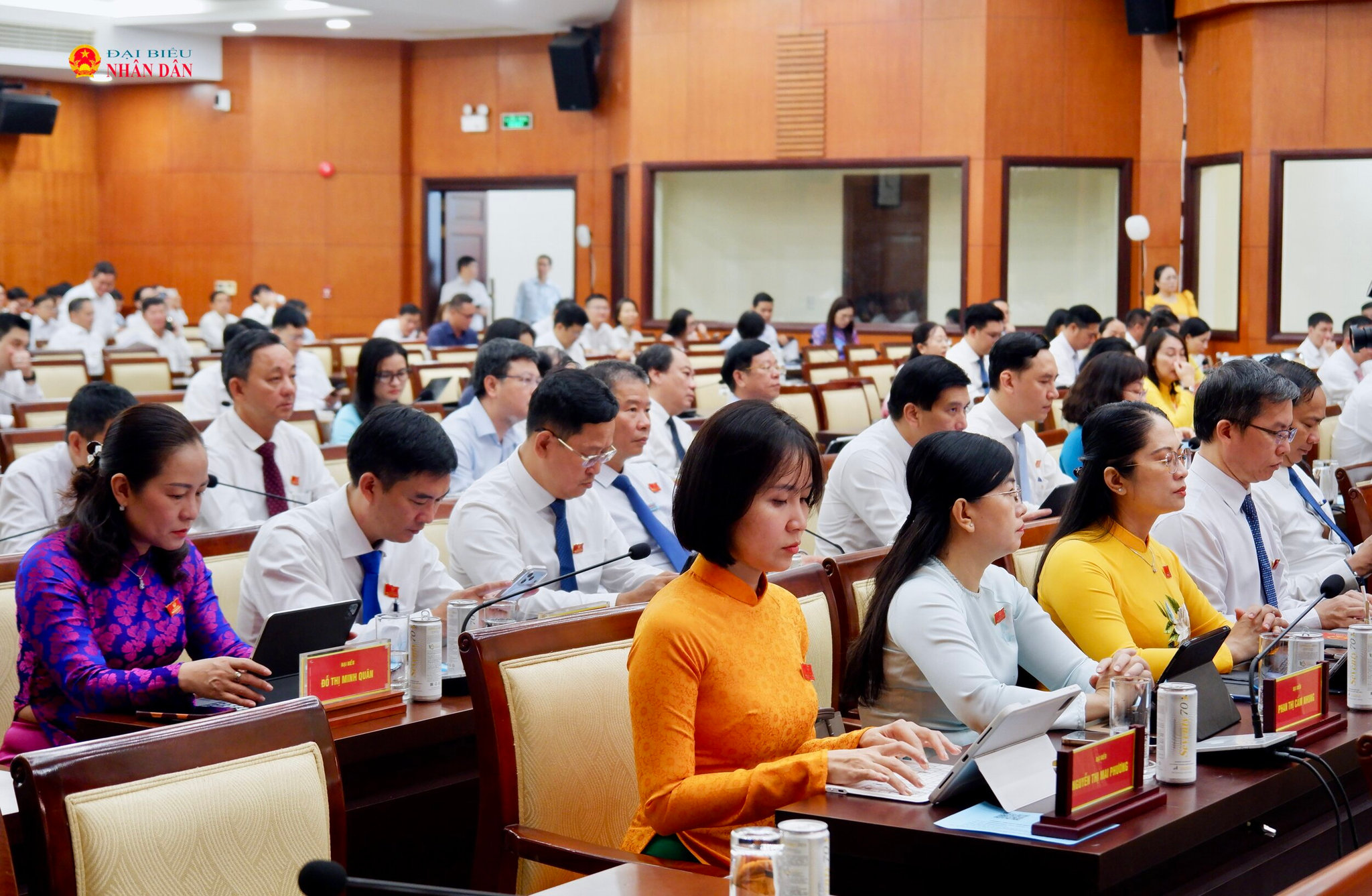 Các đại biểu HĐND TP. Hồ Chí Minh biểu quyết thông qua chương trình kỳ họp. Ảnh: Hoa Lê
