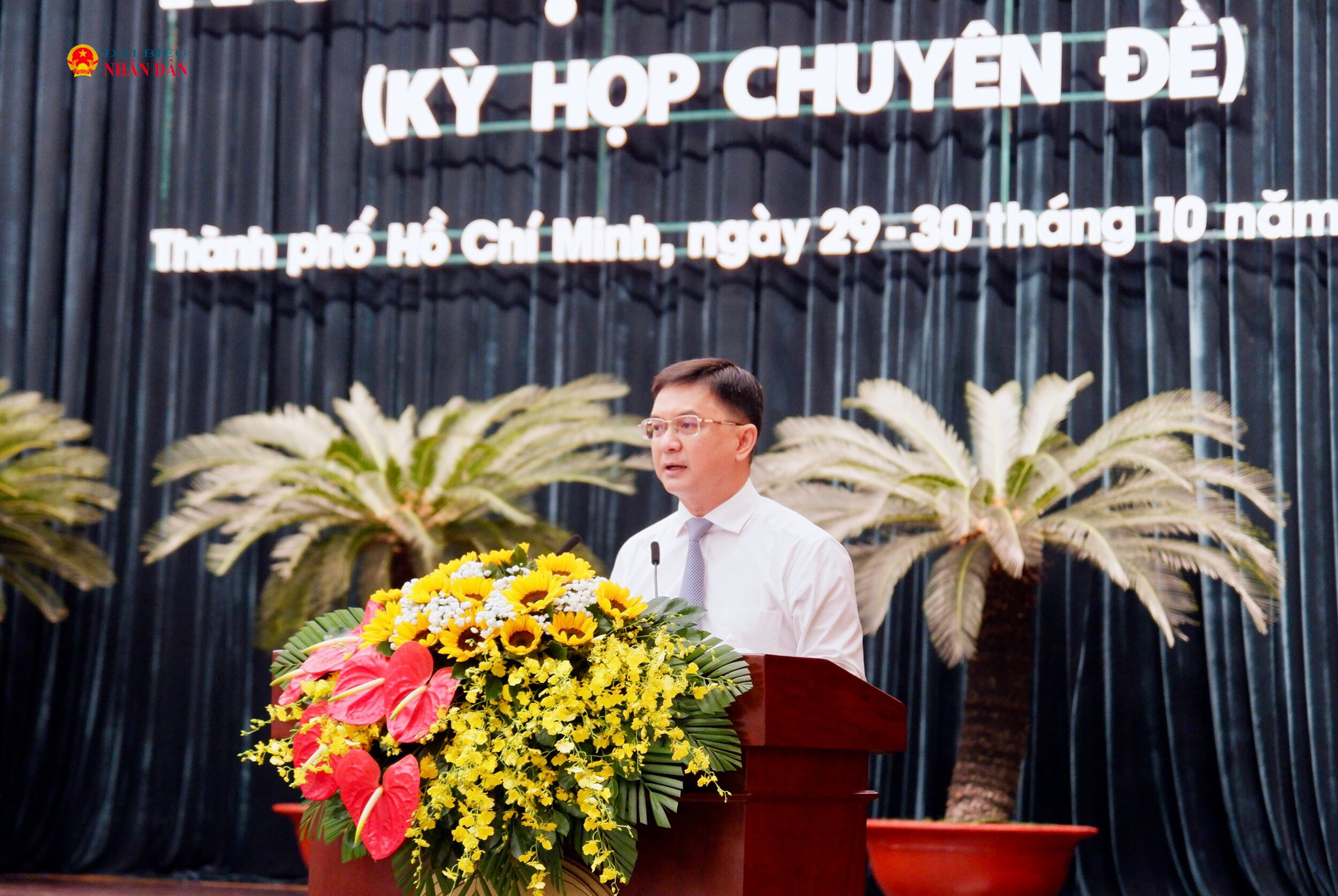 Phó Chủ tịch UBND TP. Hồ Chí Minh Nguyễn Mạnh Cường trình bày các tờ trình tại kỳ họp. Ảnh: Hoa Lê