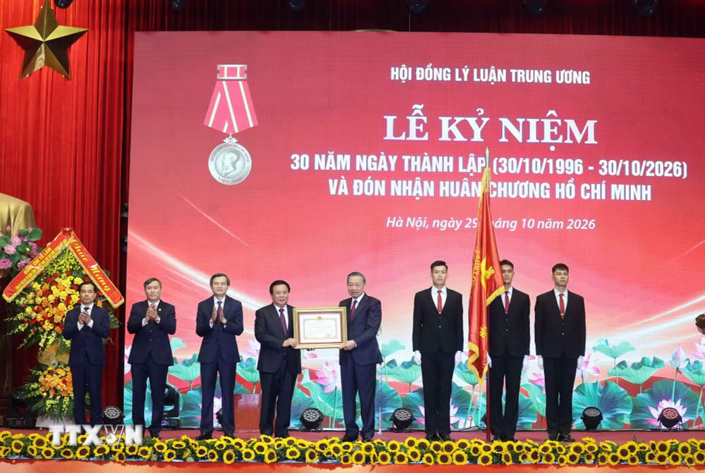 Tổng Bí thư, Chủ tịch nước Tô Lâm trao Huân chương Hồ Chí Minh tặng Hội đồng Lý luận Trung ương