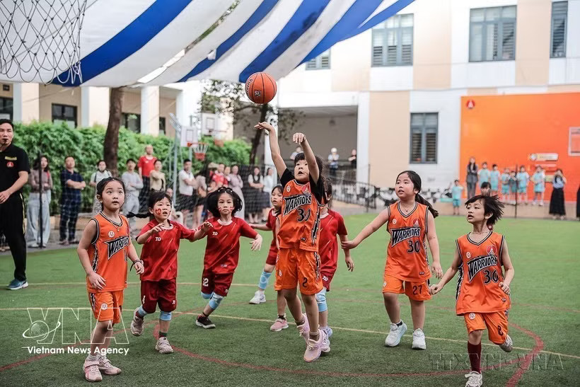 A basketball tournament at Marie Curie II Primary School in Kien Hung ward, Hanoi, helping promote physical exercise and better health among students. (Photo: VNA)