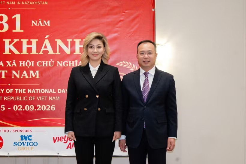 Vietnamese Ambassador to Kazakhstan Nguyen Thanh Le (R) poses for a photo with First Vice Minister of Trade and Integration of Kazakhstan Aizhan Bizhanova. (Photo published by VNA)