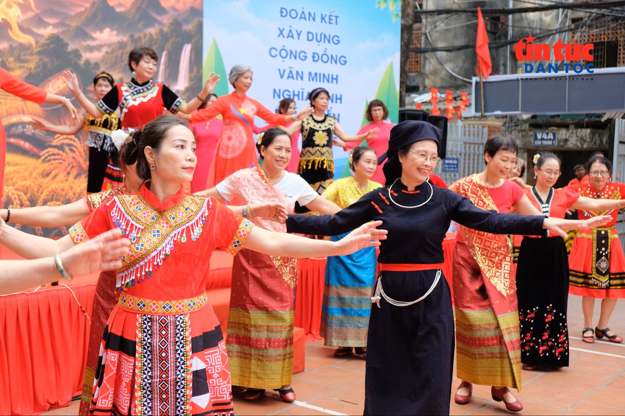 Người dân sinh hoạt tại mô hình điểm thiết chế văn hóa - khu thể thao tại nhà văn hóa số thuộc tổ dân phố số 4, phường Giảng Võ, Hà Nội